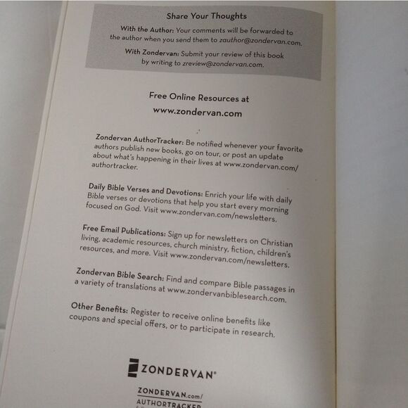 $ Vannetta chapman Amish themed Falling to pieces book. - Picture 7 of 7